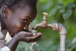 Petite fille entrain de boire de l'eau potable