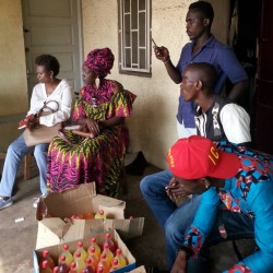 Visite chez les jeunes démunis le 24 Décembre avec des boissons pour les fetes