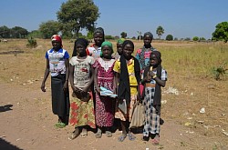 Eleves sur le chemin de l'école