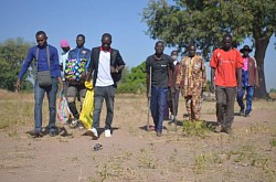 Representant de Toumai Aid amenant les don de materiels didactiques en classe