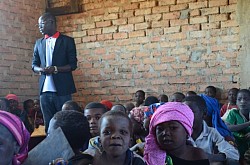 Le représentant de Toumai Aid dans la salle de classe